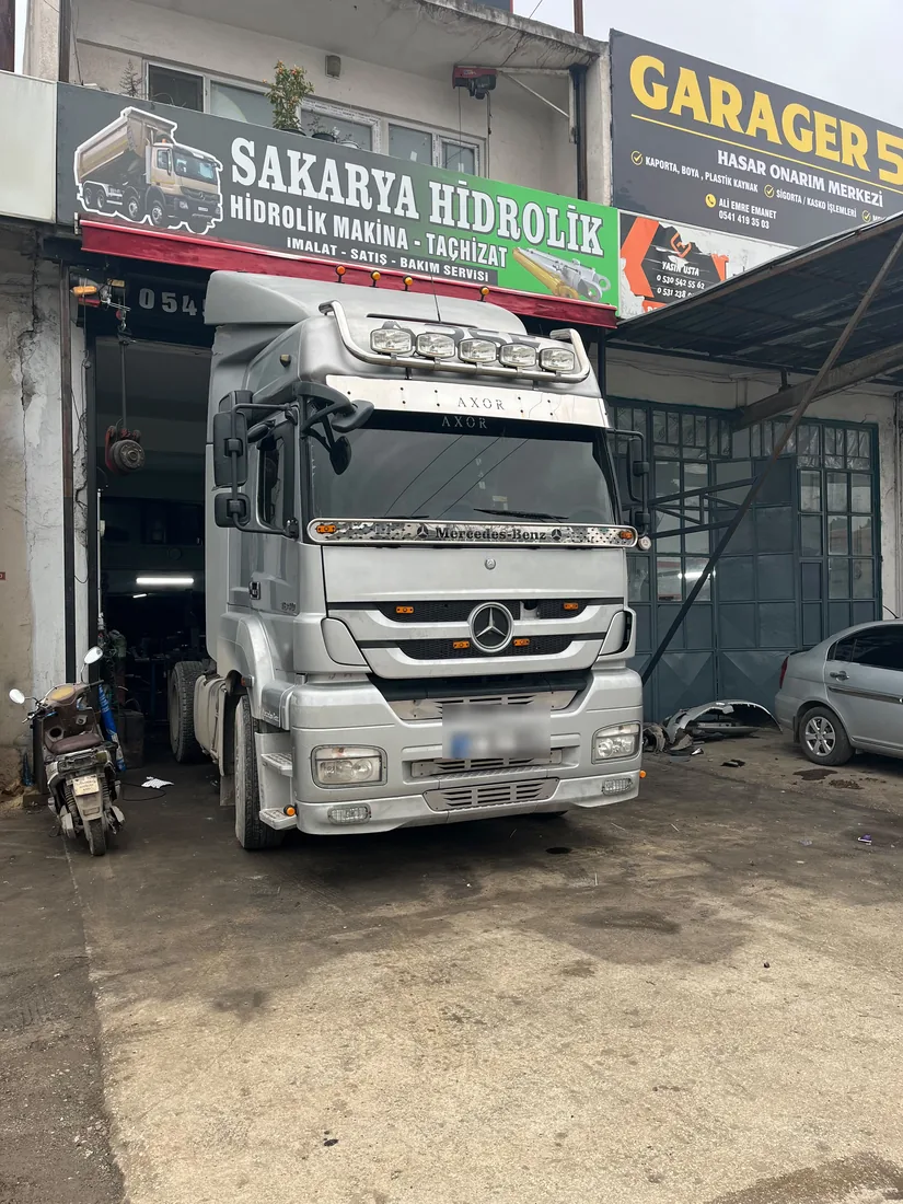 Servisimize gelen gri Mercedes çekici
