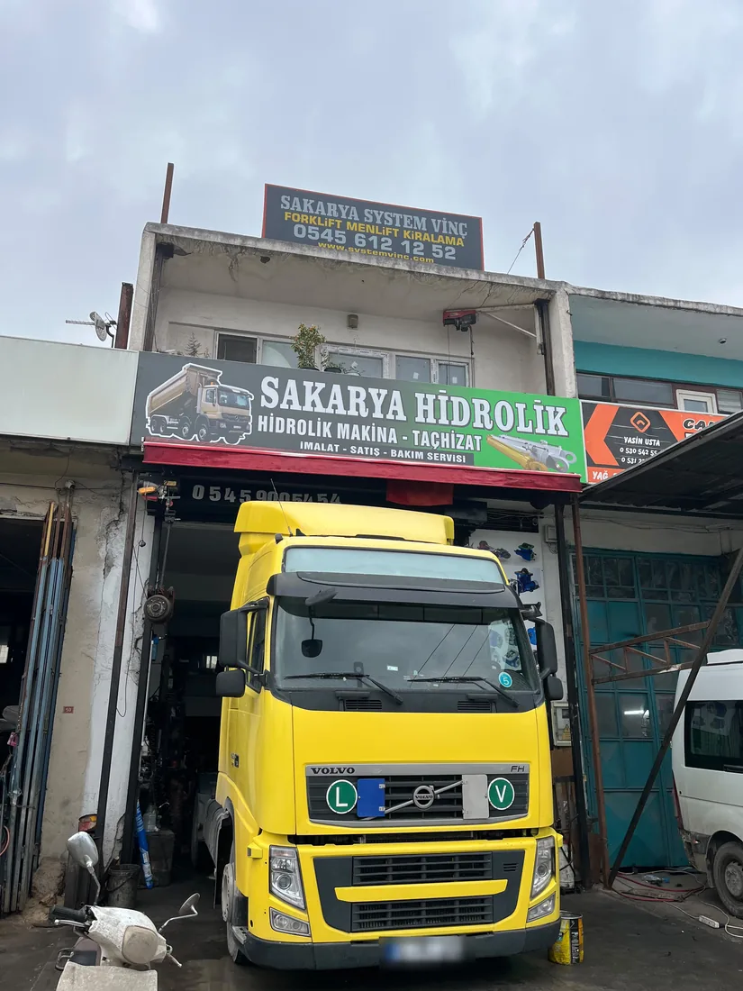 Sakarya Hidrolik servis girişinde sarı Volvo çekici
