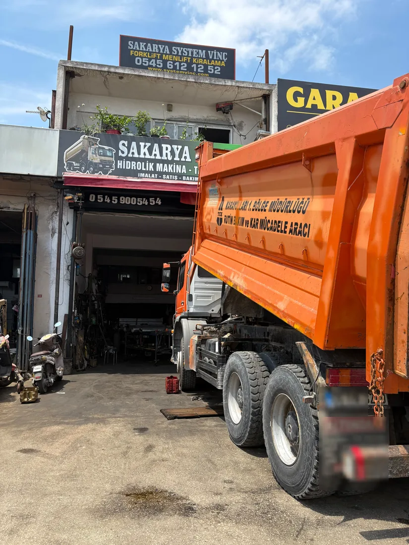 Servisimizde bakımdaki turuncu damperli kamyon